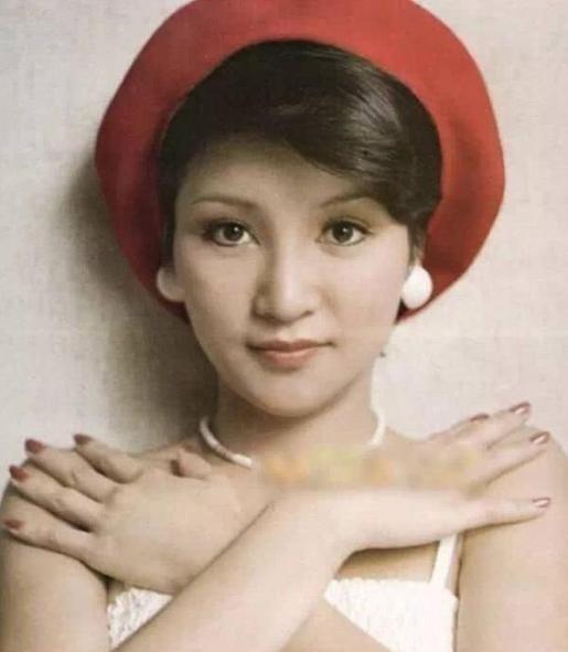 1979年，一天晚上，狄波拉只身拜会了赌王何鸿燊，那晚之后，赌场免去了谢贤一半的