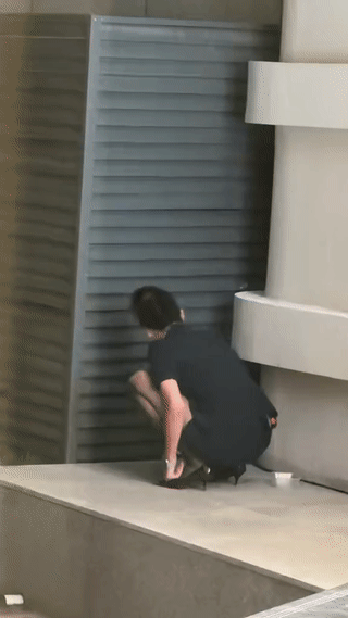 女子意外发现墙缝里有几只流浪猫生下的小猫崽，看起来都非常可爱？于是她就想捡一只