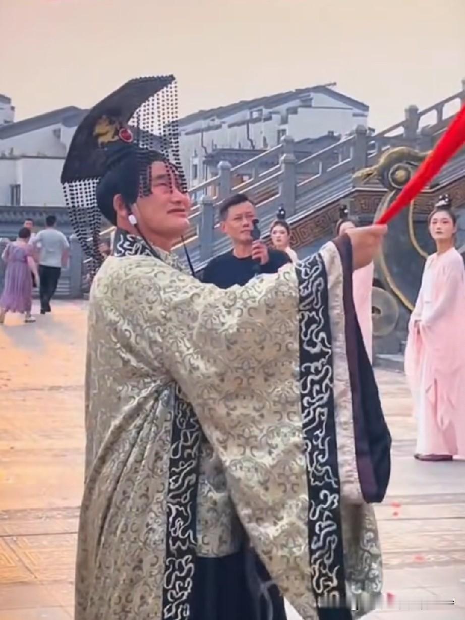 七夕节，农民歌手朱之文在郯国古城又扮上了皇帝，和美女演绎巜美丽的神话》。朱之文现