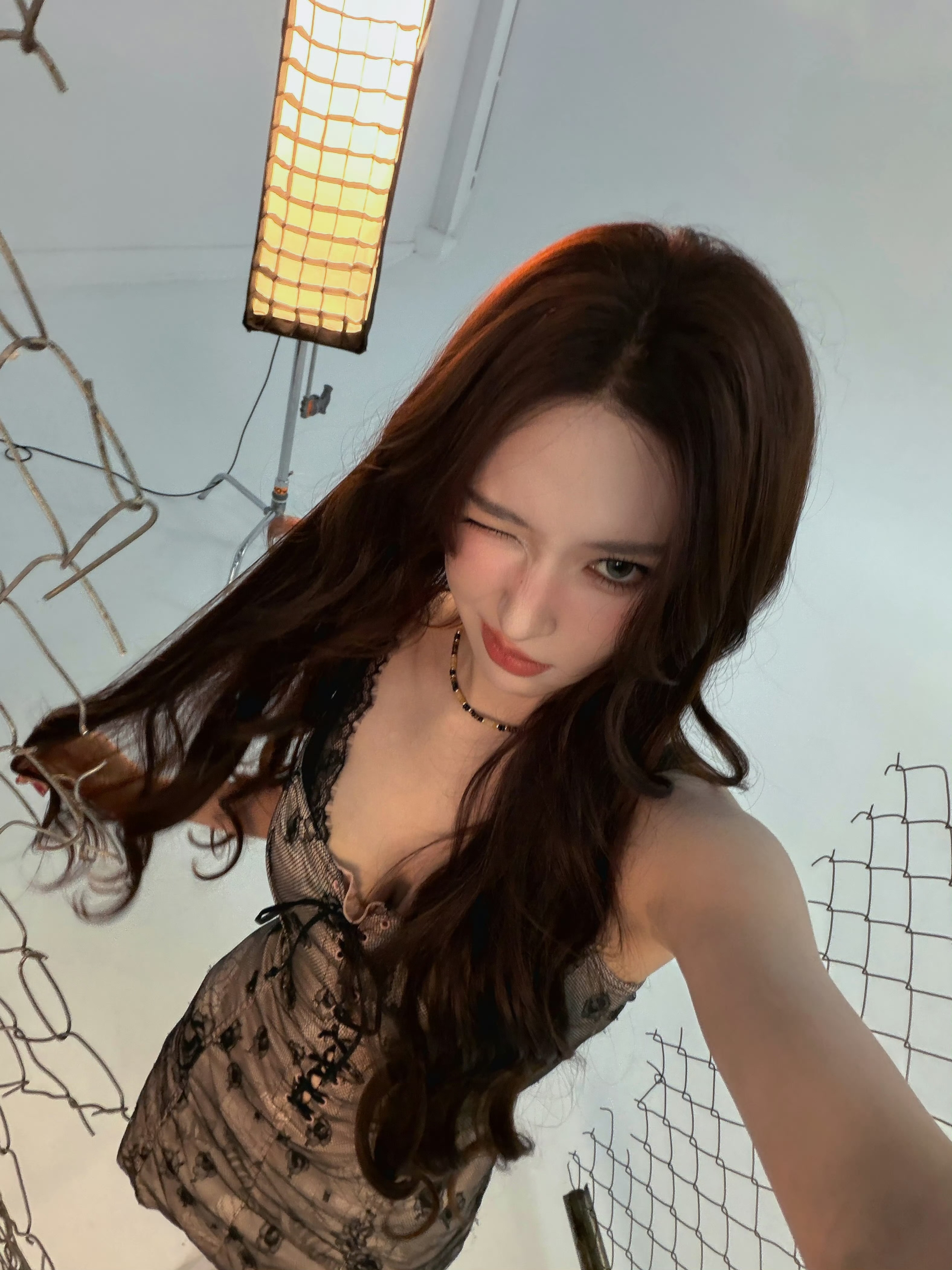 想知道程潇看的什么短剧程潇跟我追的是一部短剧吧程潇，眼神冷艳气场全开，一身吊带裙