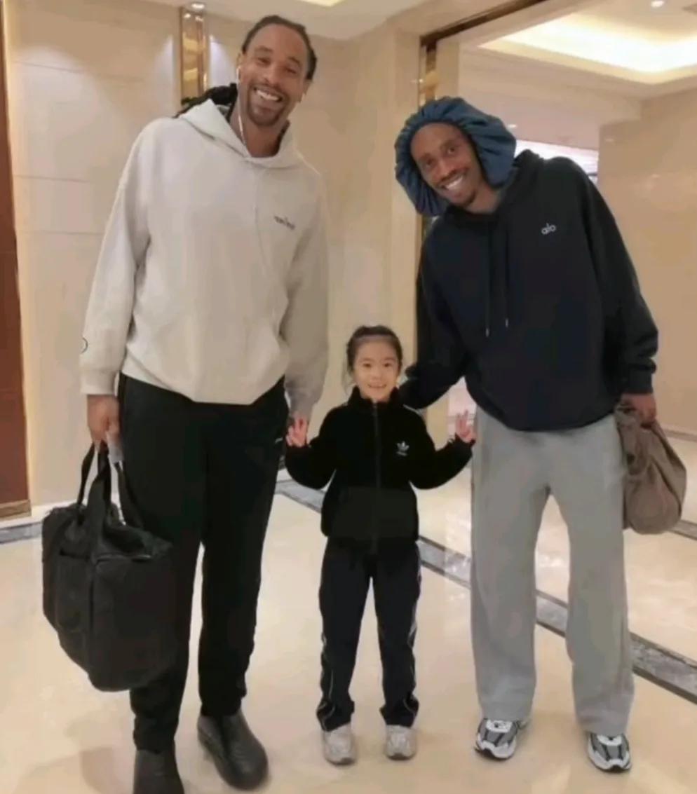 萨林杰来到，麦考尔迎接他说:哥们，你比我迟到2天12分钟49秒，是不是你在CBA