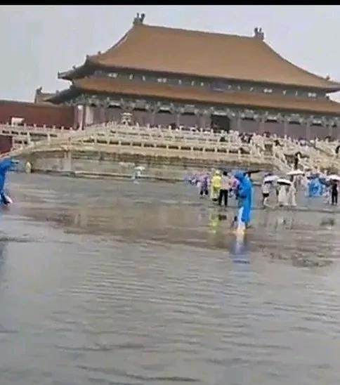 大雨冲了龙王庙，上周三北京暴雨，故宫罕见积水，却意外火出圈。太和殿前1142个石