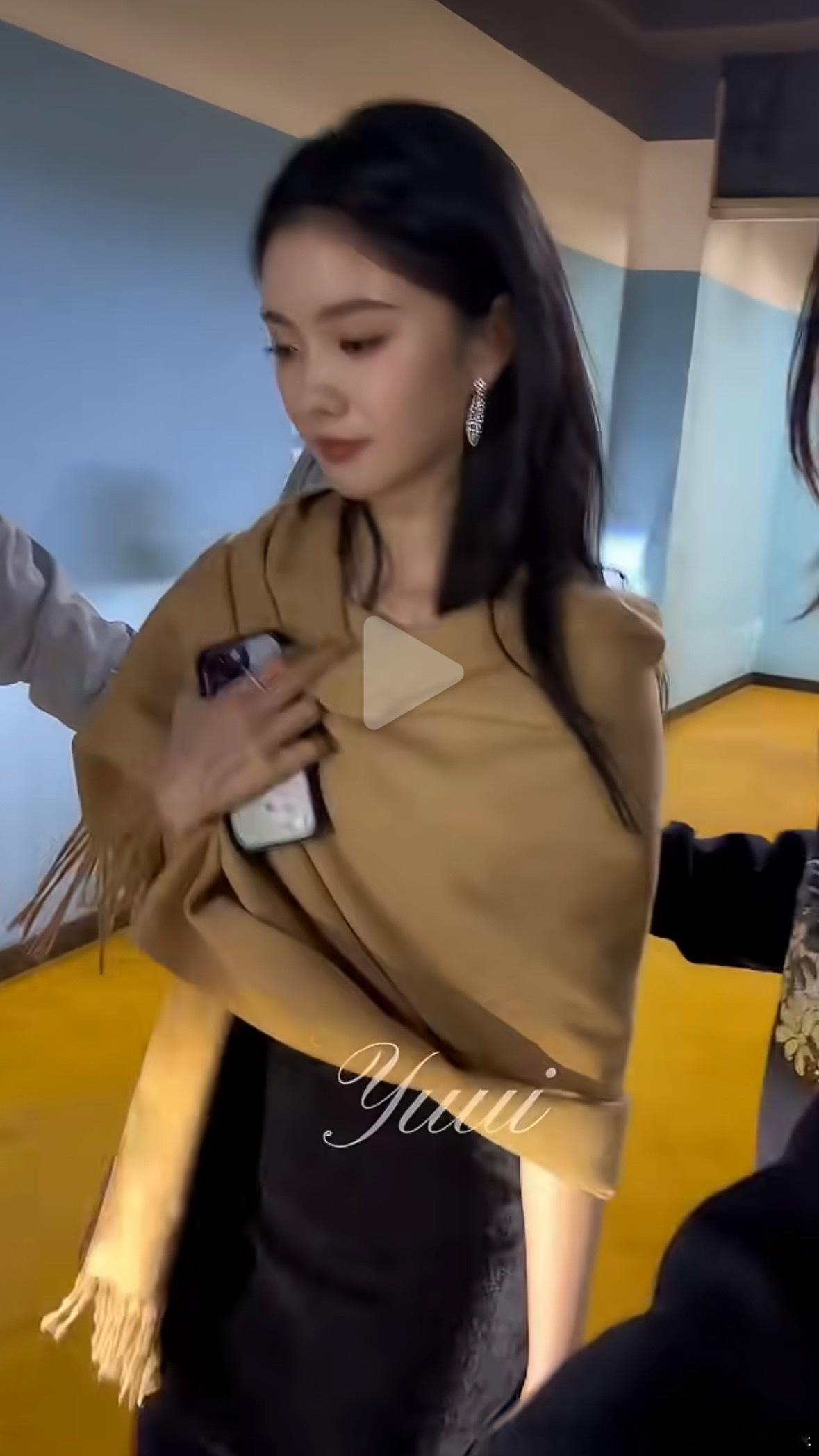 刘浩存没有给代拍好脸色的义务哈哈哈哈哈，臭脸也挺可爱的，就不应该给代拍好脸色