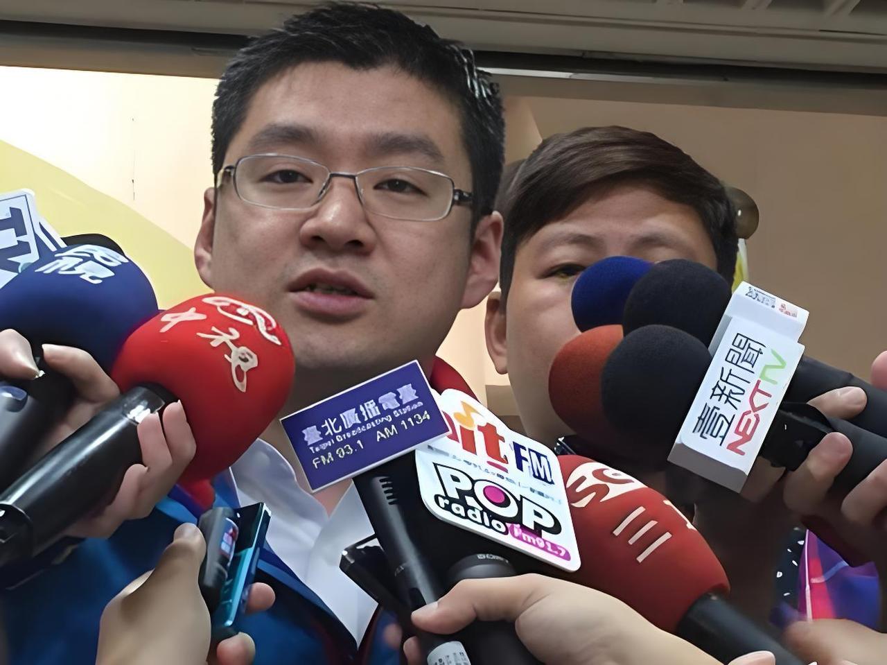 卢韩出手反击了，子弟兵议员打响第一枪！向国民党副主席季麟连爆粗口：“德不配位，丢