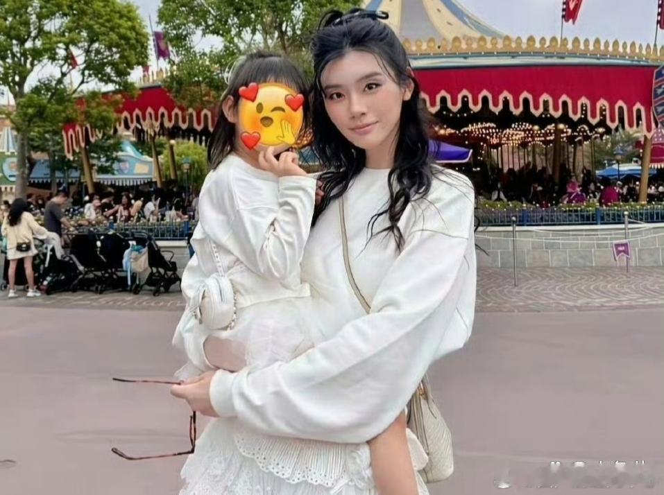 奚梦瑶这拿捏得真到位！晒闺女时，侧脸照大方放，正脸却打码，想晒又不全晒