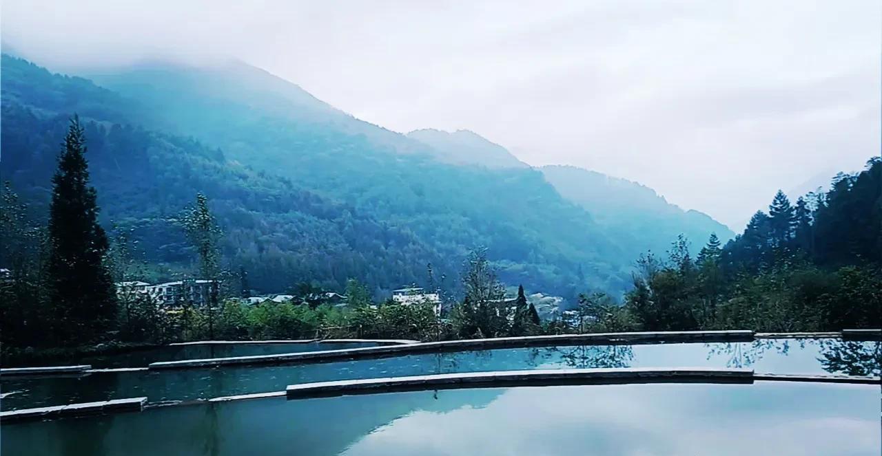 资源越稀薄，人性越狰狞。这句话如同尖锐的锥子，刺破了贫困地区人性的表层。