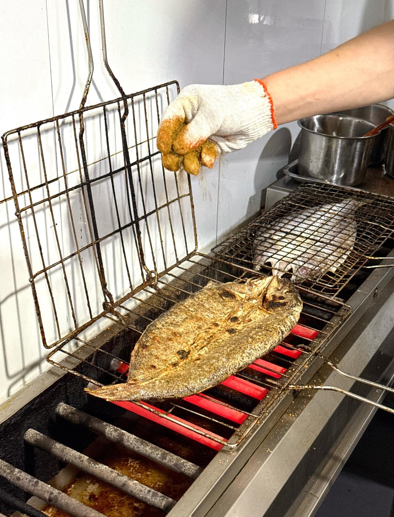 周末和朋友去了趟布尔津，自驾走的S21沙漠公路，沿途风景超美，一路大饱眼福，人在