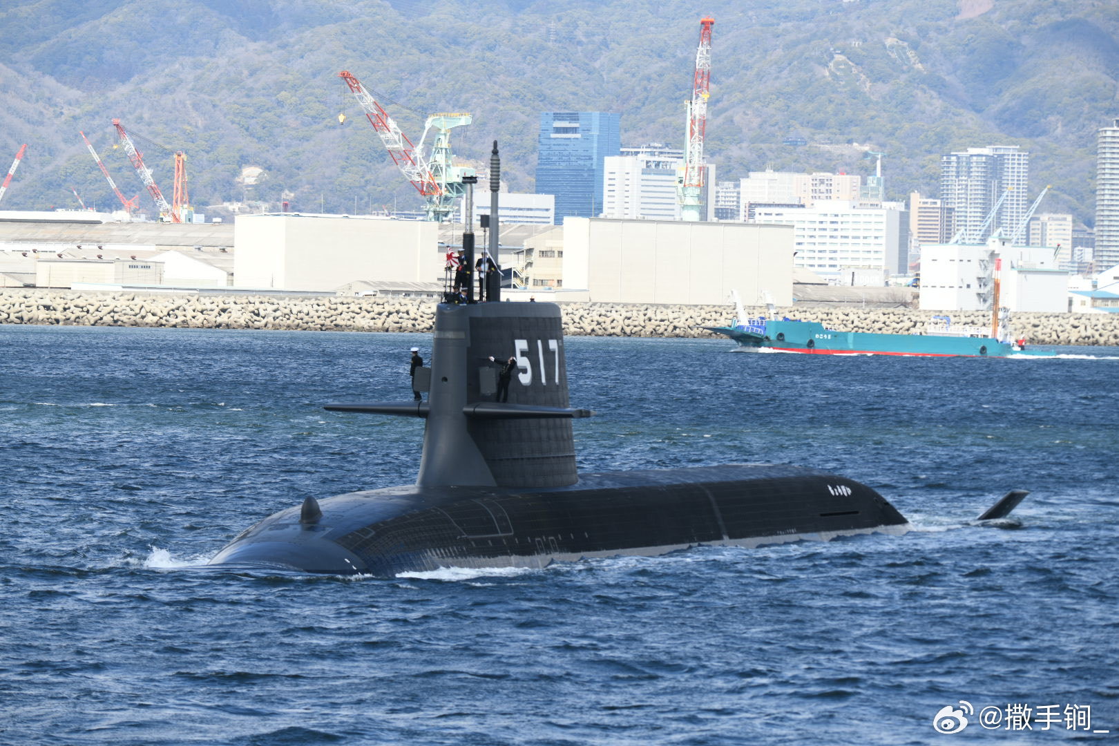 日本海自517“长鲸”号潜艇昨天在三菱重工神户造船厂举行移交服役仪式。此艇为大鲸