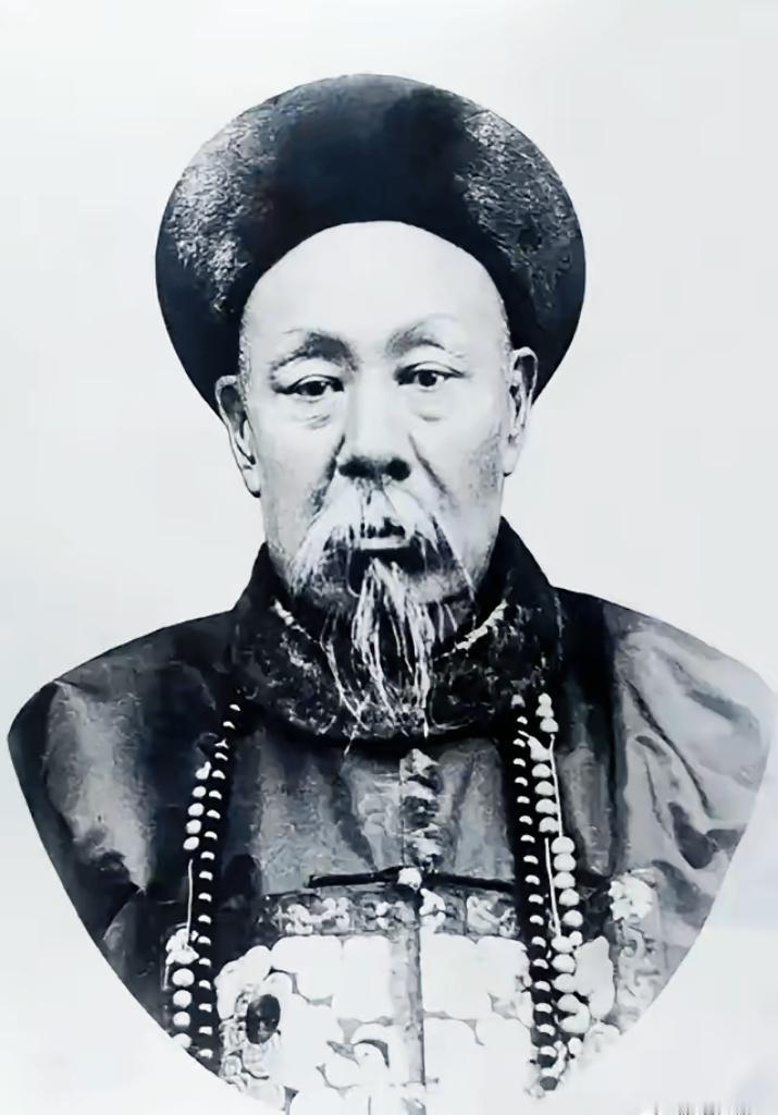 左宗棠下令斩杀降将董福祥，刽子手挥刀砍下，只听“咔嚓”一声，董福祥却安然无恙，身
