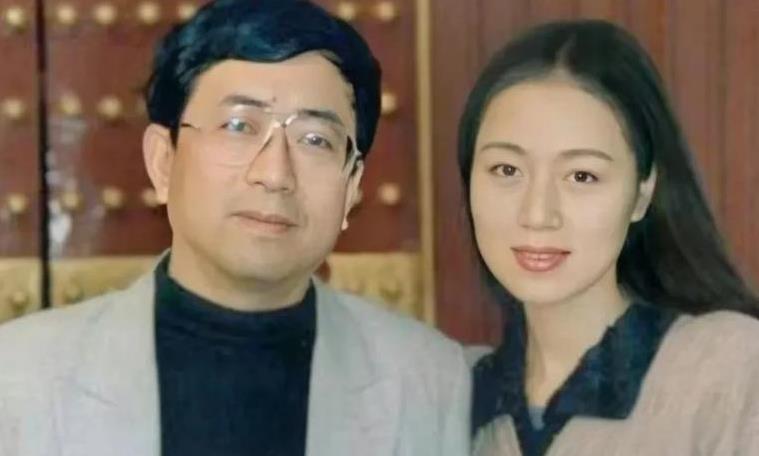 1992年，李红发现丈夫余秋雨“婚内不老实”，整理书桌时，看到了丈夫写给黄梅戏演