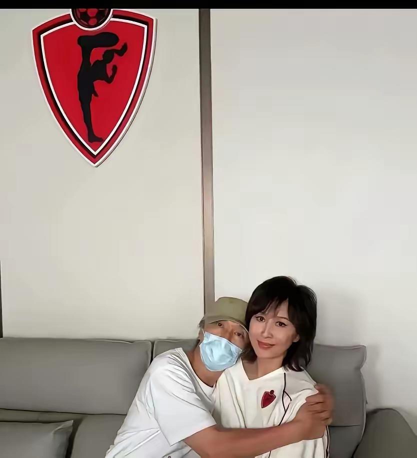 62岁周星驰搂刘嘉玲合照，没修图的模样看得人心酸。确实，一张私下聚会合照直