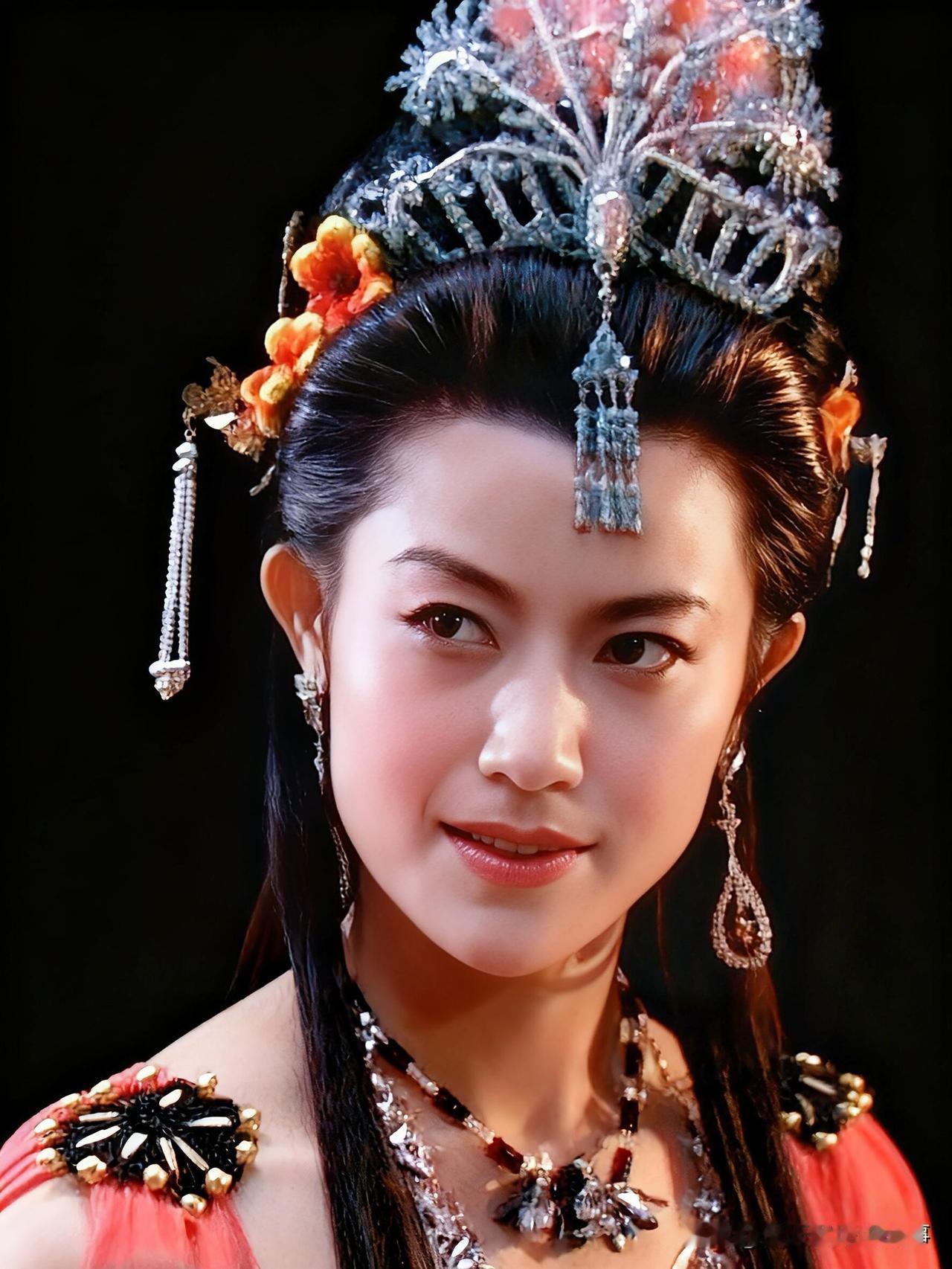 女儿国篇大家总聚焦于娇柔的女王，但定妆照里的蝎子精，才是藏不住的气场王者！饰演者