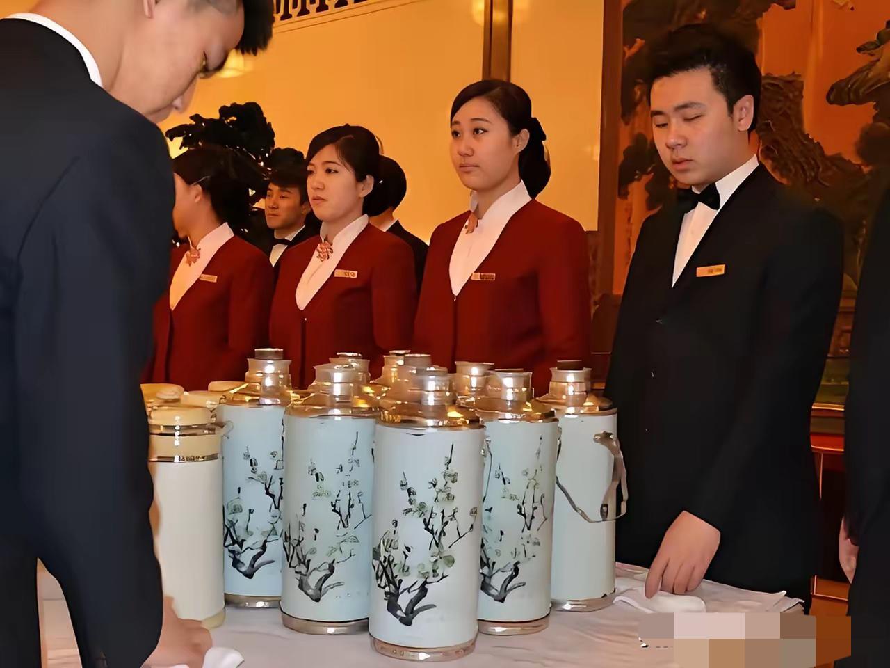 “过时”热水瓶突然爆火！谁能想到，人民大会堂那只掉漆、缠胶布、早已停产的老式