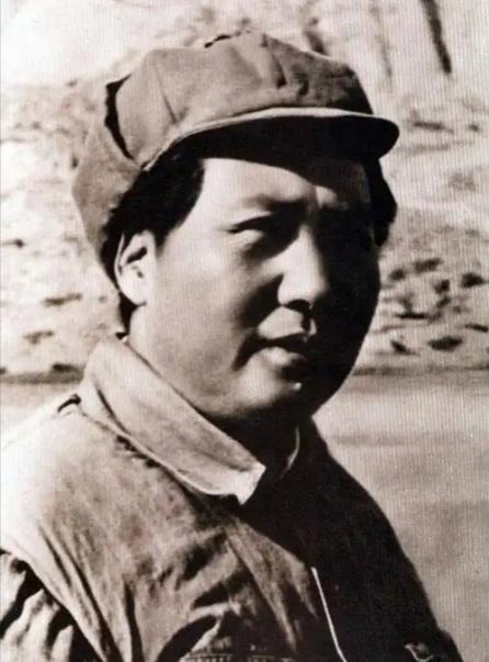 1946年延安，一名美国女记者问毛主席："美国有原子弹，打过来怎么办？"毛主席笑