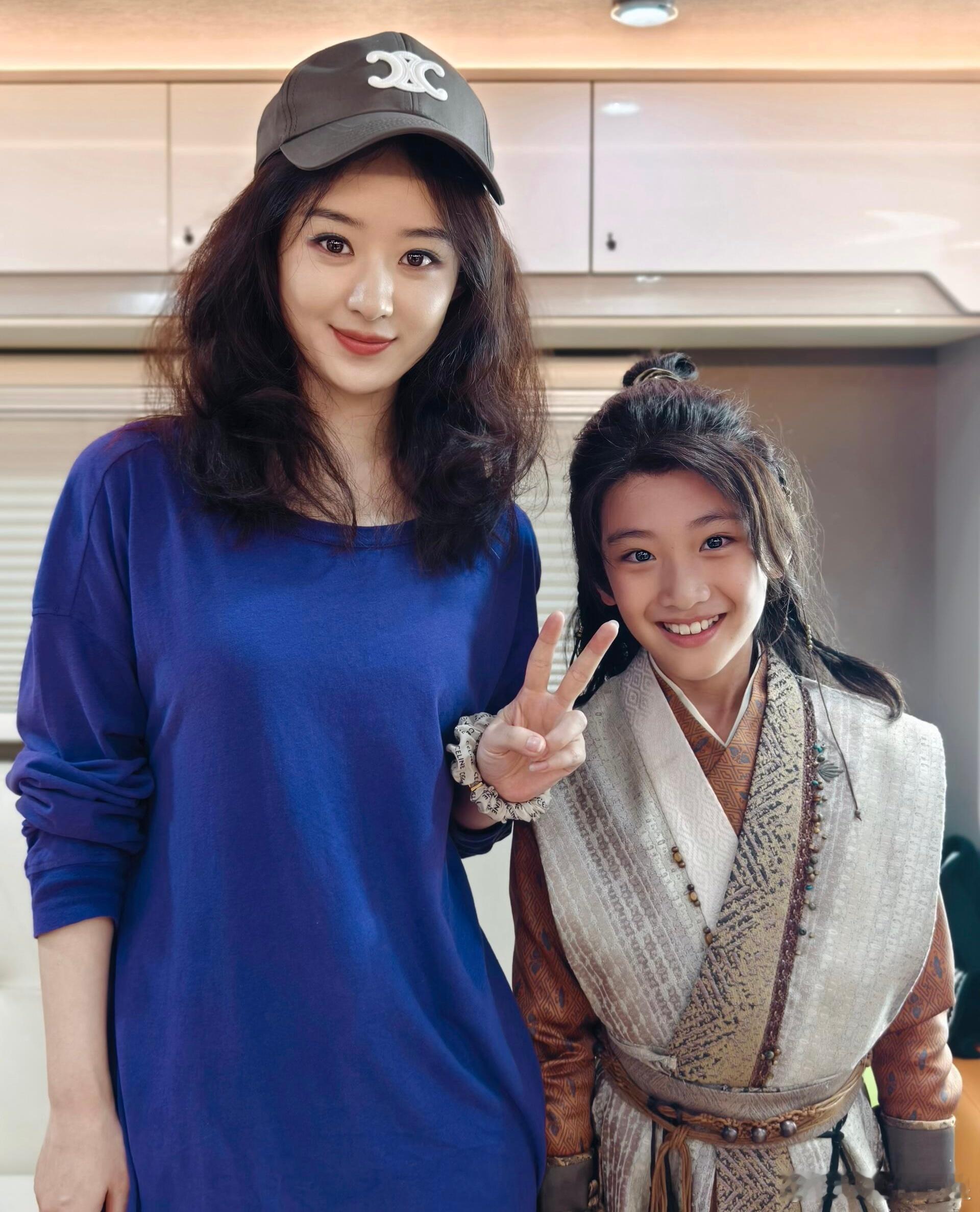 好羡慕小孩了小演员晒与赵丽颖合影小演员晒与赵丽颖逍遥剧组合影