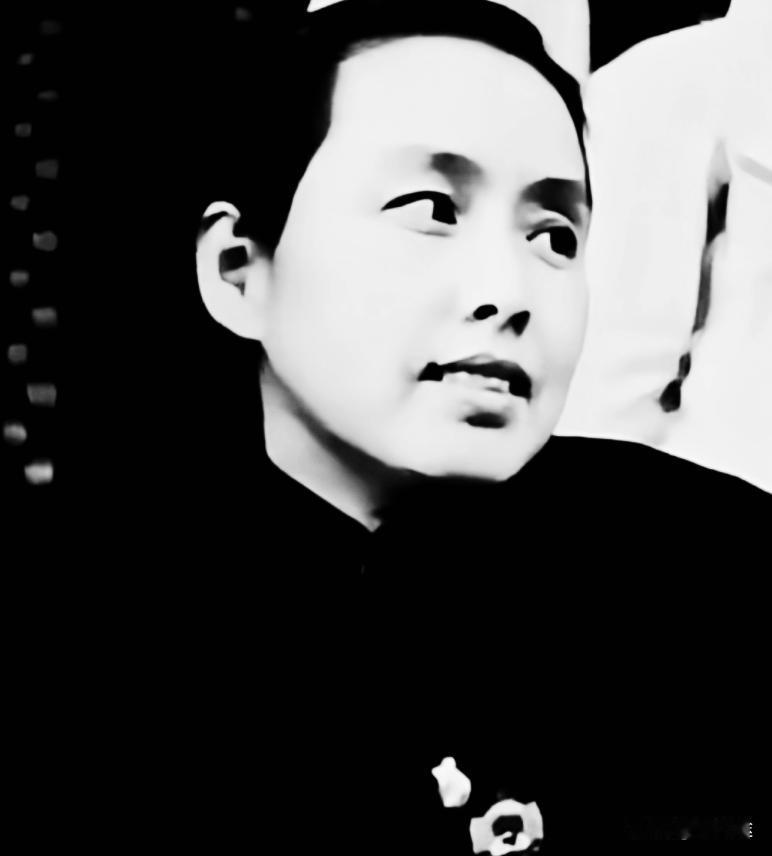 开国大典的珍贵视频中，在天安门城楼上，有一位女性开国元勋，镜头在她身上虽然仅停留