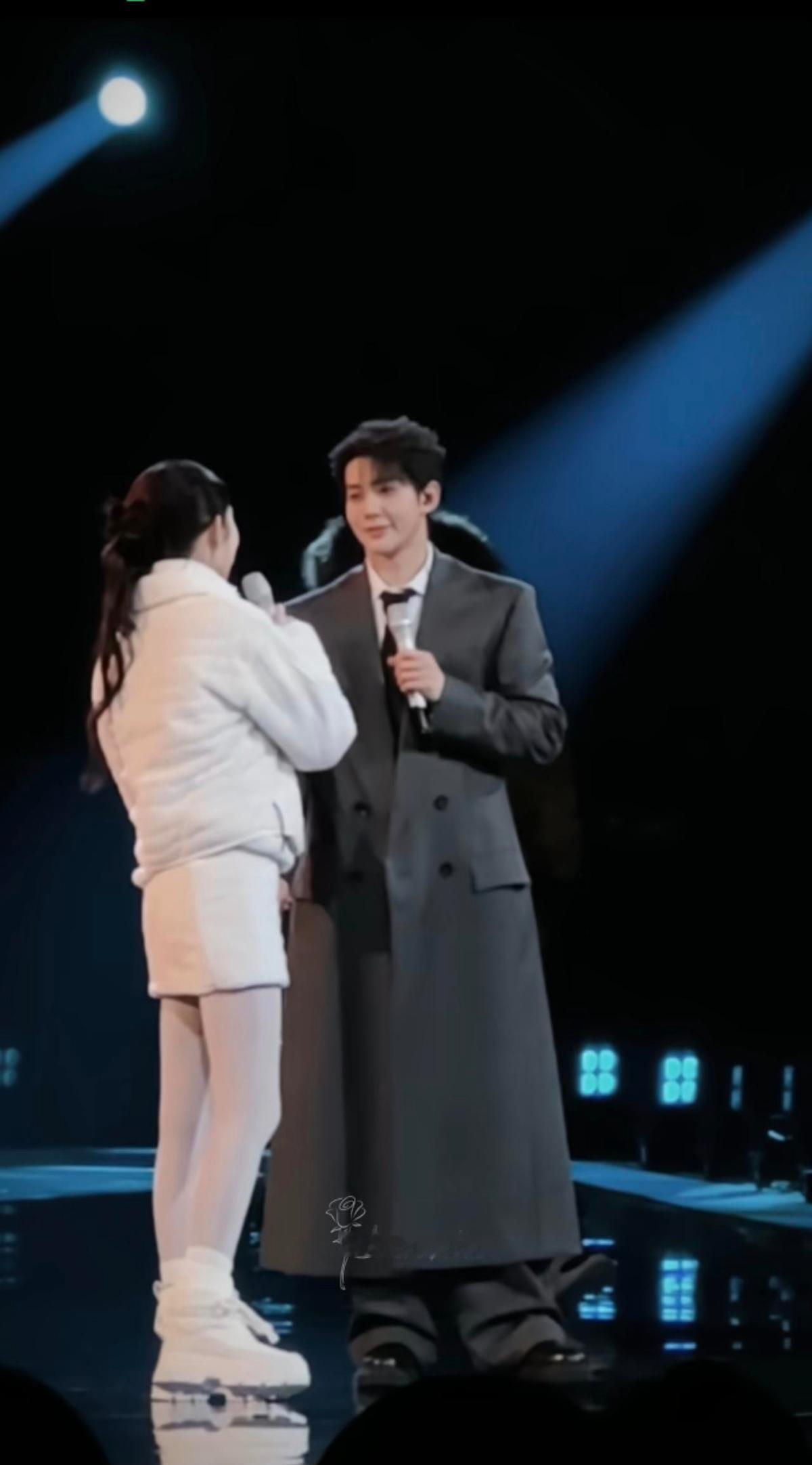 从红毯狙击手到路人甲，王玉雯的时尚人设快崩完了！跨年夜那身被全网吐槽“全靠脸撑