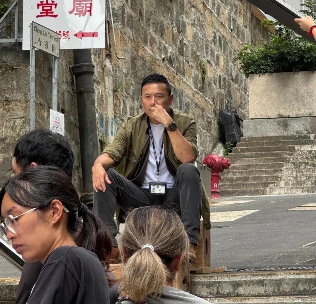 他是唯一一个越老越帅气的男演员，比周润发、李连杰帅气多了。而且他的演技很好，看过