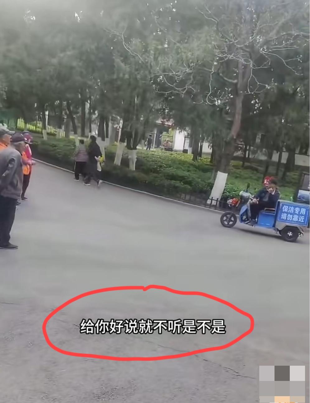 山东济南。网友在动物园里面拍到的一幕:一群60－70岁环卫工大爷大妈，因为工作期