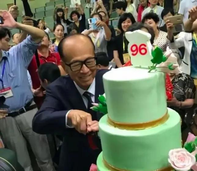 🔥97岁李嘉诚生日宴刷屏！黑西装+蓝格纹领带帅成标杆，3000亿身家藏