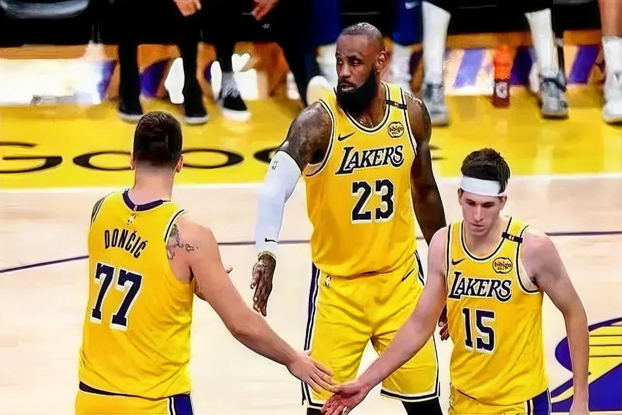 这三巨头东契奇：这杯赛我们一定要拿下。老詹：好，我们分一下工。里弗斯：好。