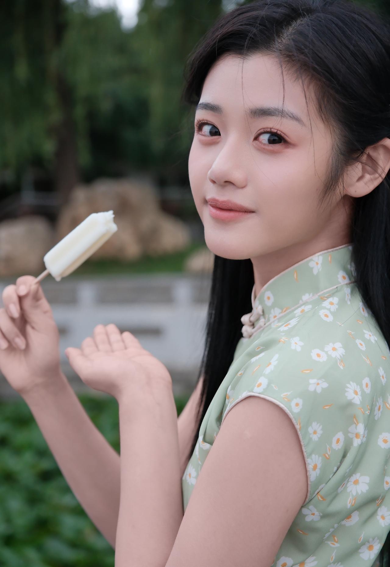 夏日限定｜旗袍与冰糕，一袭青绿，半盏清欢。吃冰糕的季节，连风都是甜的。孙寈
