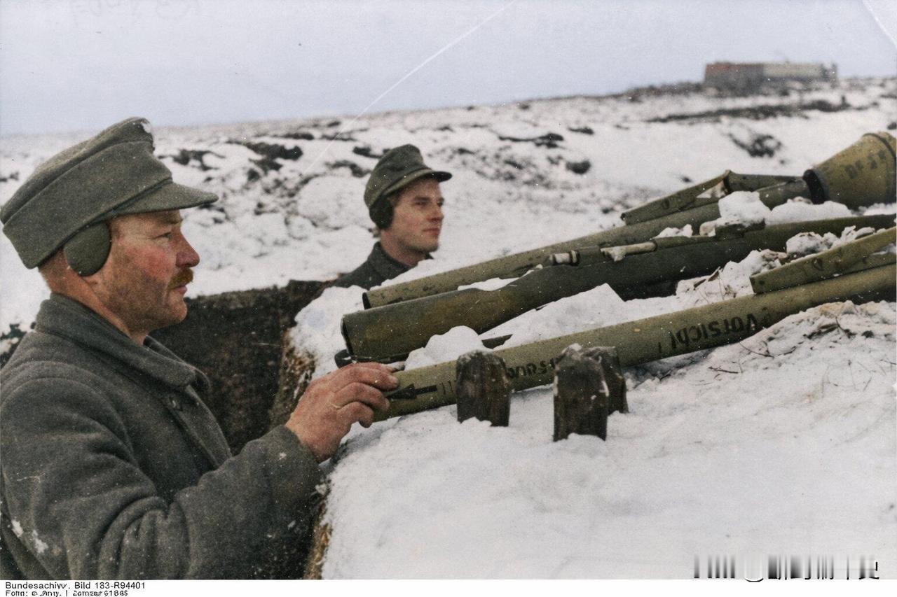 “人民冲锋队”士兵，他们面前是“铁拳”火箭筒。照片拍摄于1945年1月