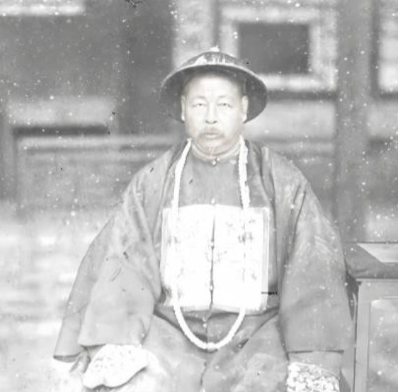 一天，妻子问左宗棠：“你每年收入多少两银子。”左宗棠回答：“40000两白银！”