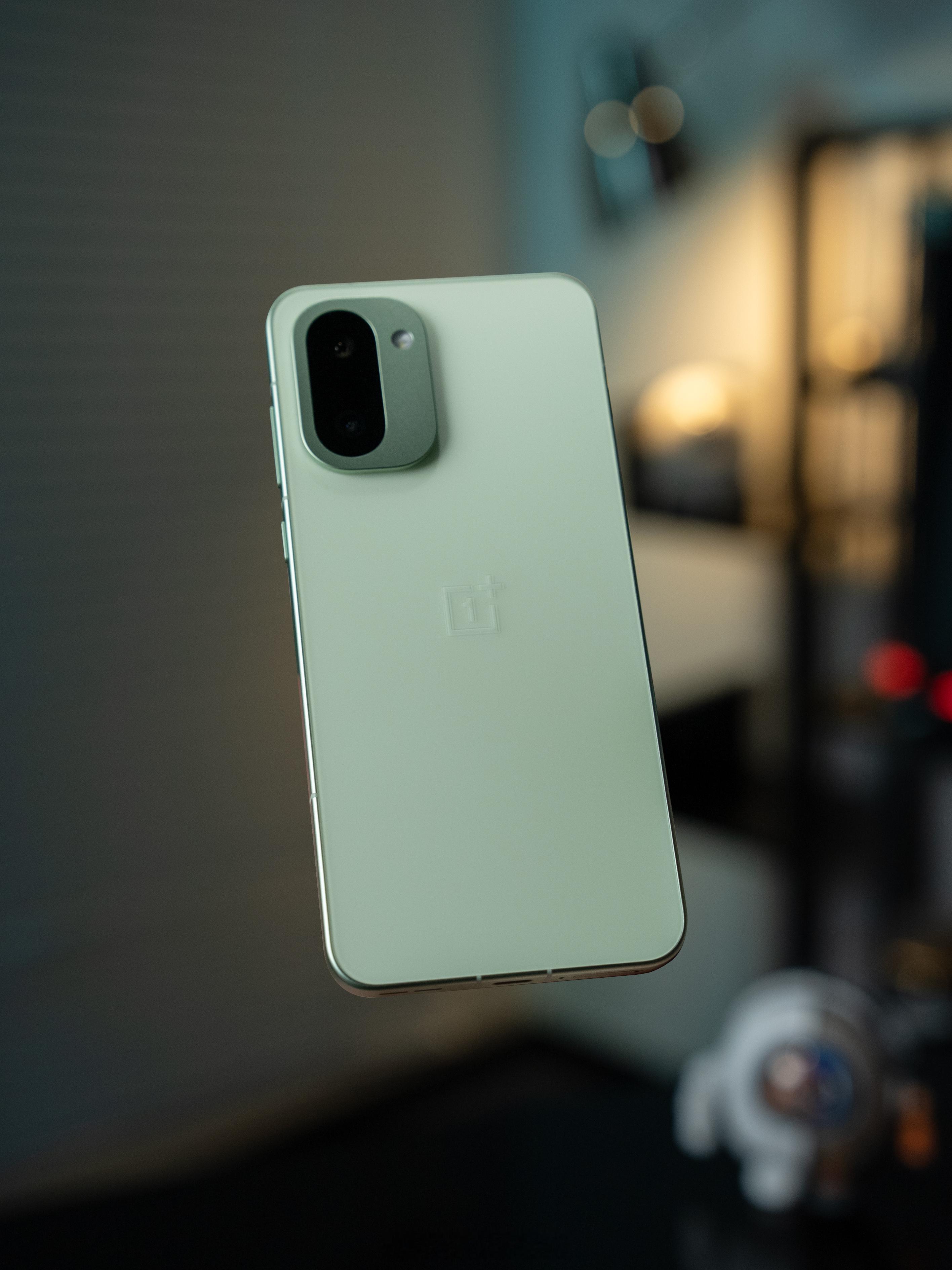 这次一加Ace6T的掠影绿像它的颜色一样，在清爽下，透着一股云淡风轻，后盖