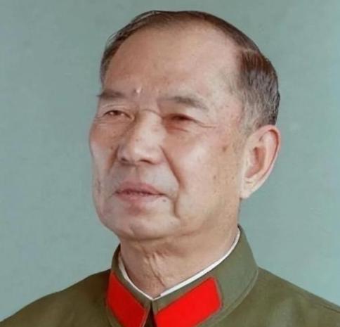 1982年，开国少将尤太忠视察部队，见一副团长好生眼熟，暗骂一句大事不好，立刻打