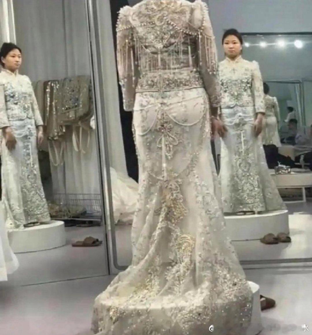 看看她，为什么试完婚纱笑不出来呢?​​​
