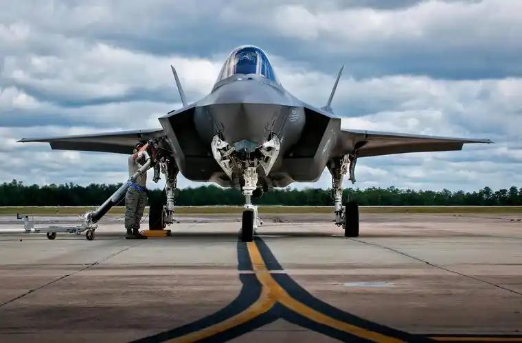 日本彻底疯了！F-35大批进驻，对准中国东北！4月10日，驻日美军突然宣布：