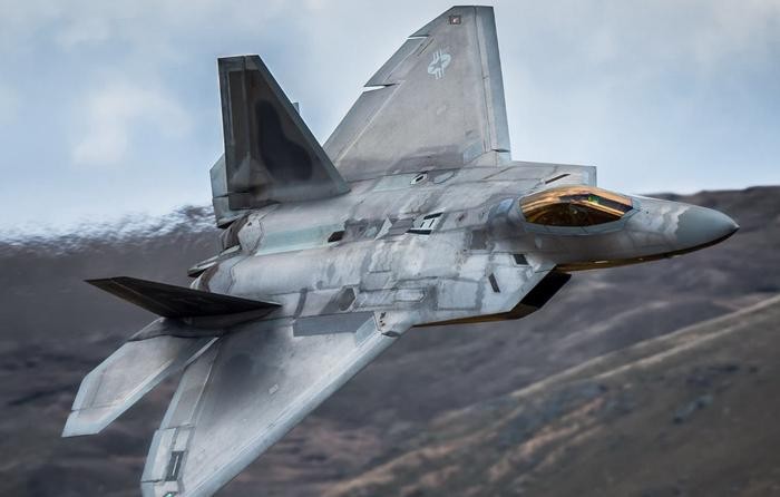 关于歼-20的隐形功能，<em>日本航空自卫队</em>幕僚长酒井良做出了非常贴切的比喻，在雷达屏