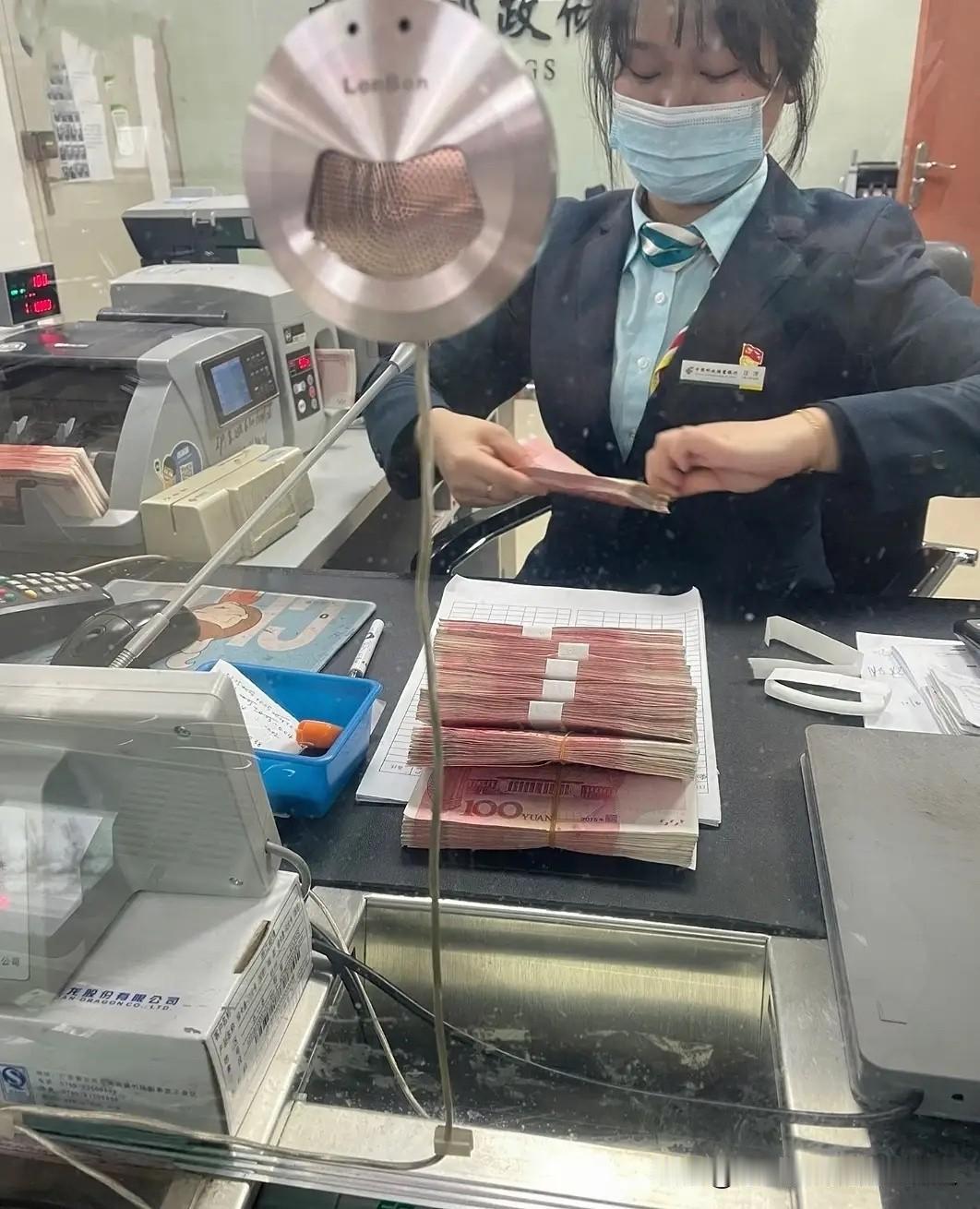 银行新规实施第8天，我今天把攒了一年的8万块拿去存定期，体验感也太丝滑了！柜