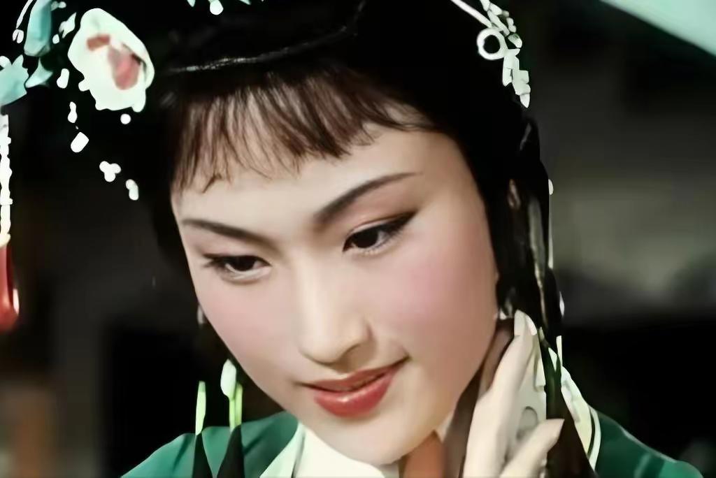 王文娟的书香气质最像林黛玉。只不过她当时年纪偏大而已。而陈晓旭形象有几分接近，