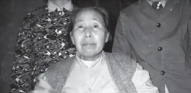 1961年11月25日，宋庆龄的保姆李燕娥走进厨房不久，厨师何元光如疯了一般，举