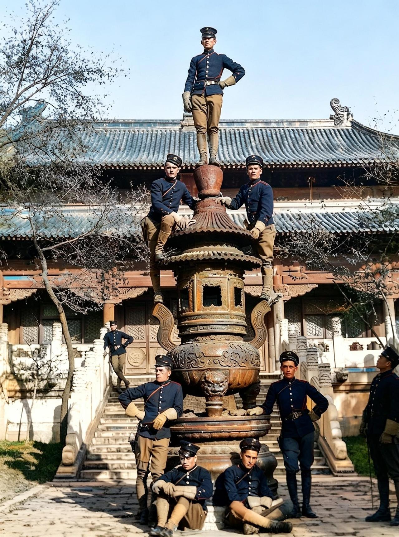 这是一九零零年，德军站在北京黄寺大院里的鼎炉上耀武扬威。德军甚至曾将东黄寺作为长