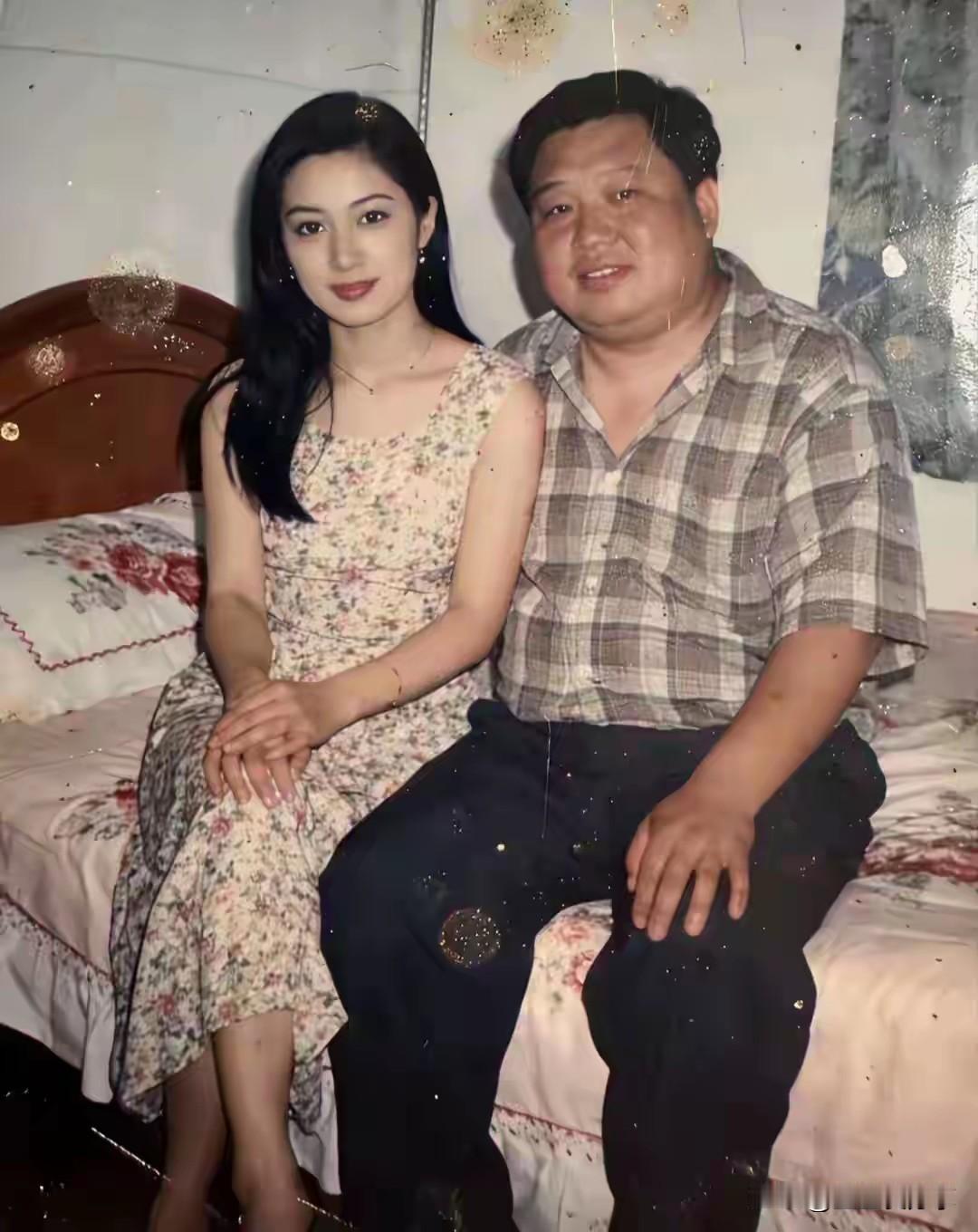这是人们常说的郎才女貌吗，我觉得男士定有过人之处或家里有矿，才能找到这样的漂亮老