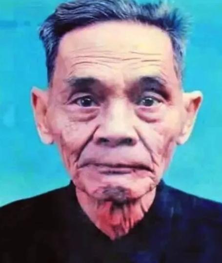 1946年，谢汉光丢下新婚九天的妻子，只身前往台湾执行潜伏任务。谁知，一去就是四