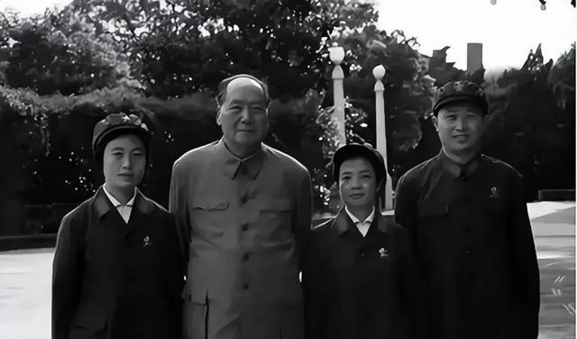 1964年，北戴河。32岁女保健员谎称小肚子疼，说，不下水了。71岁毛主席回过身