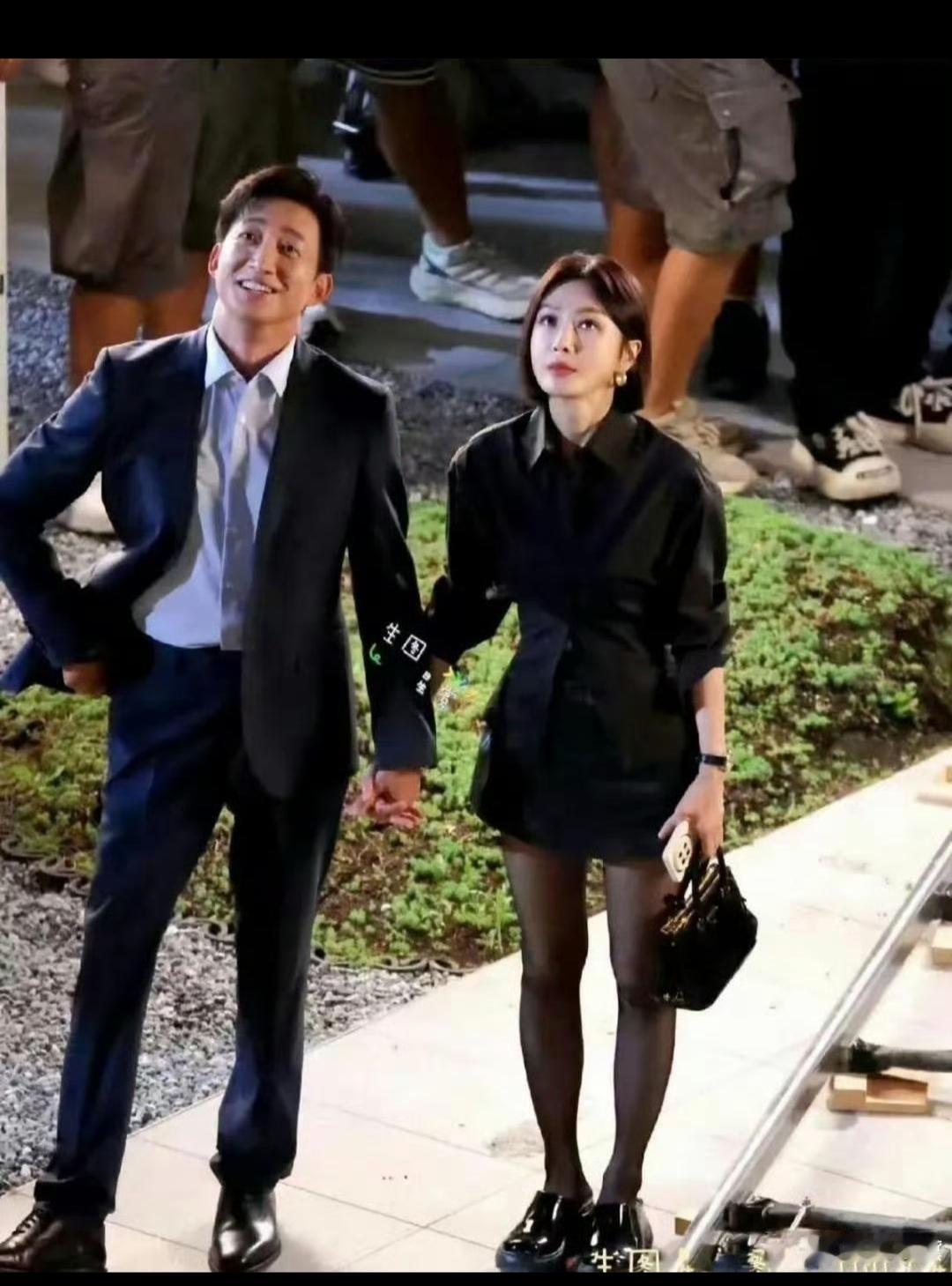 演员心理素质真强大，秦岚跟王阳拍戏的时候后面一堆人盯着看，两个人还要装作若无其事