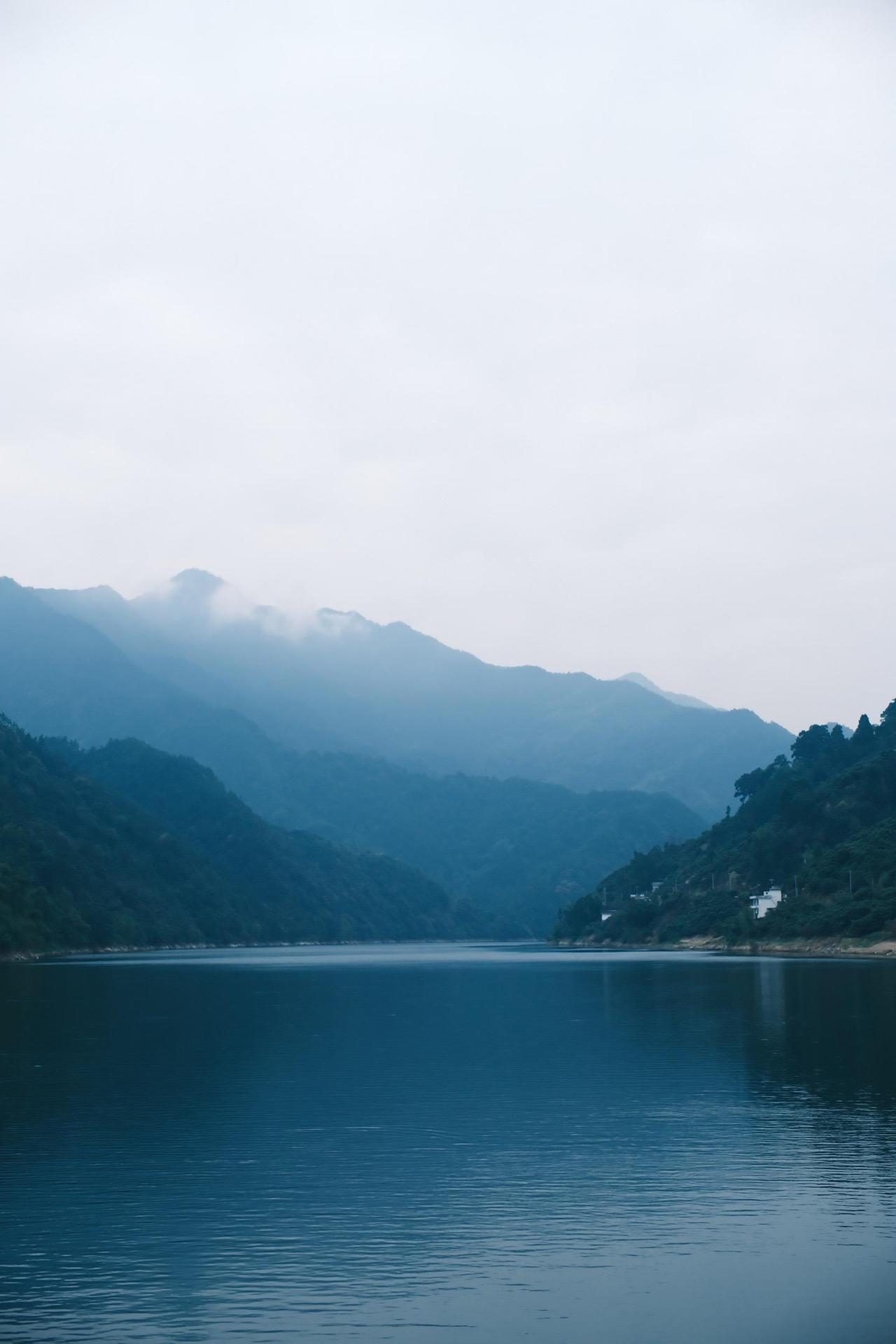 虽说如今大城市的就业压力极大，但对年轻人而言，我依旧建议，若有能力，还是去大城市
