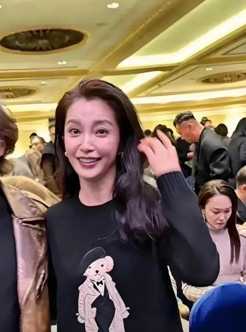 救命！51岁的李冰冰杀疯了！别人在医美赛道疯狂内卷，她反手来个“反向操作”，取出