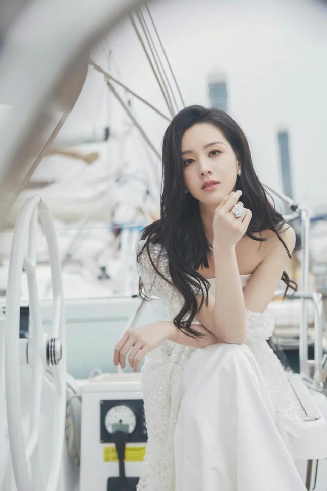 暖白系的陈都灵[比心]，带不带妆，都很好看啊[爱心]