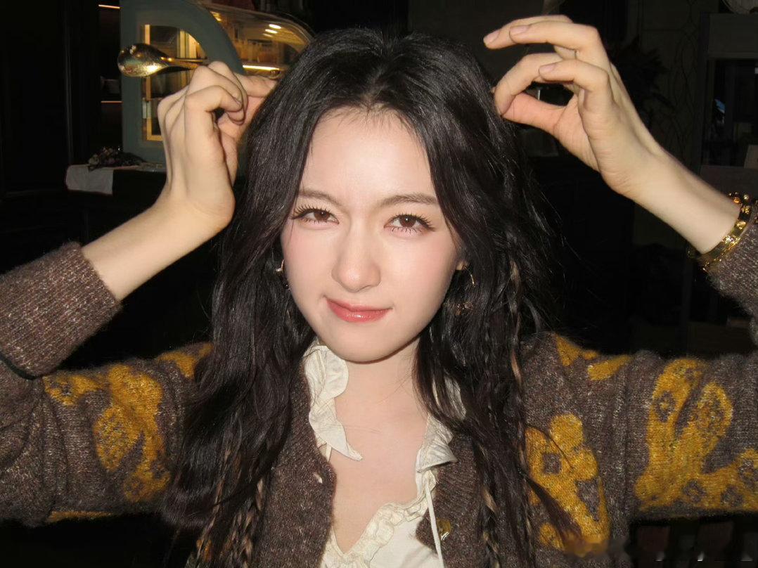 谁吃了李兰迪的蛋糕李兰迪捧小蛋糕谁吃了李兰迪的蛋糕？线下活动里李兰迪手捧精致小蛋