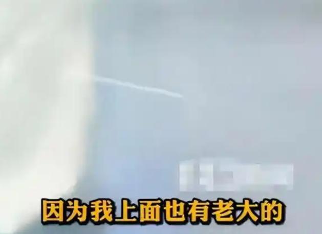 云南丽江旅游大巴上，一名男导游嚣张放话自己上面有老大，逼迫全车游客必须消费，谁敢