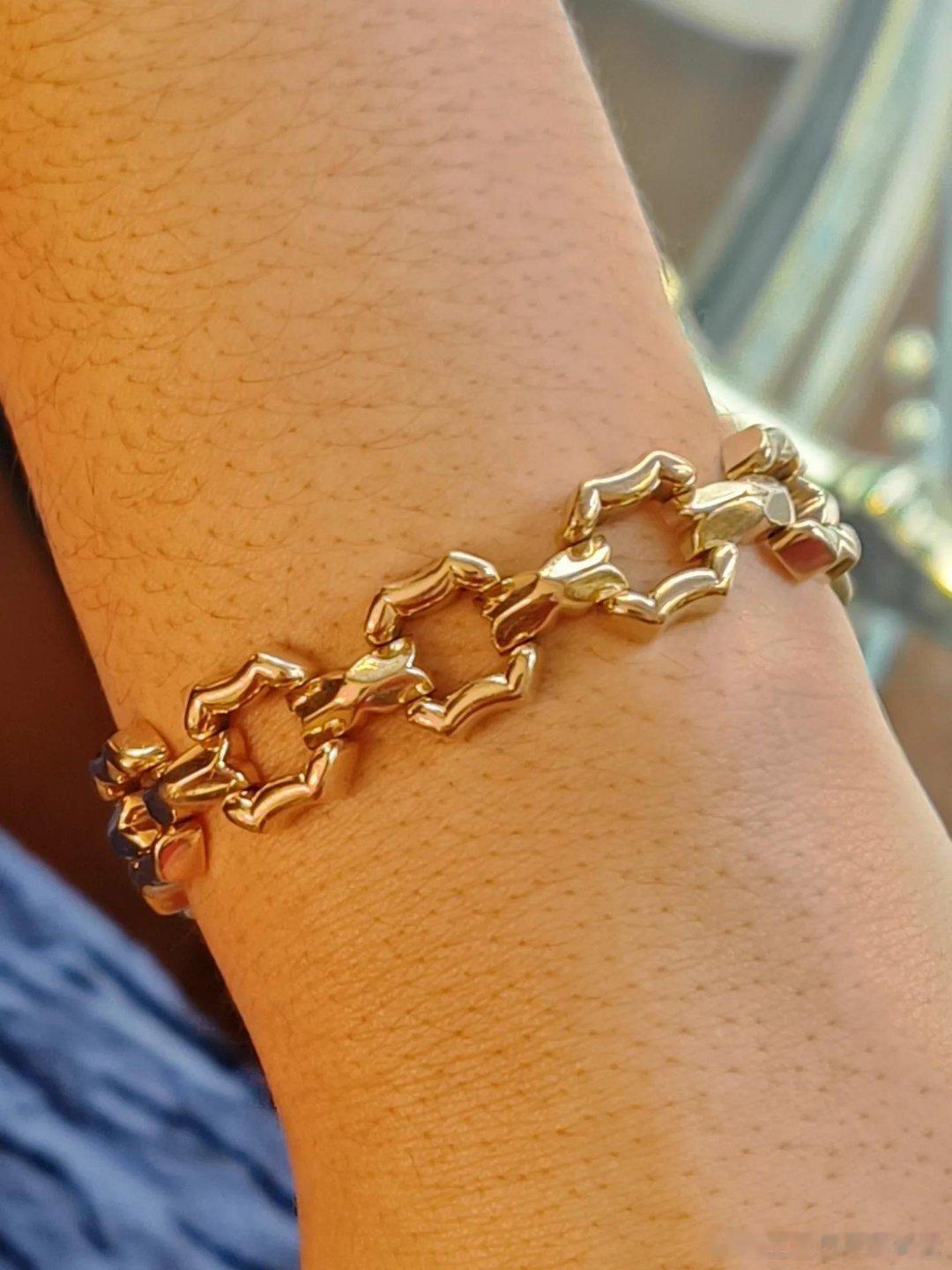 珠宝比利时王后法比奥拉的黄金链条手链，采用镂空八角形和矩形链节交替设计，材质是
