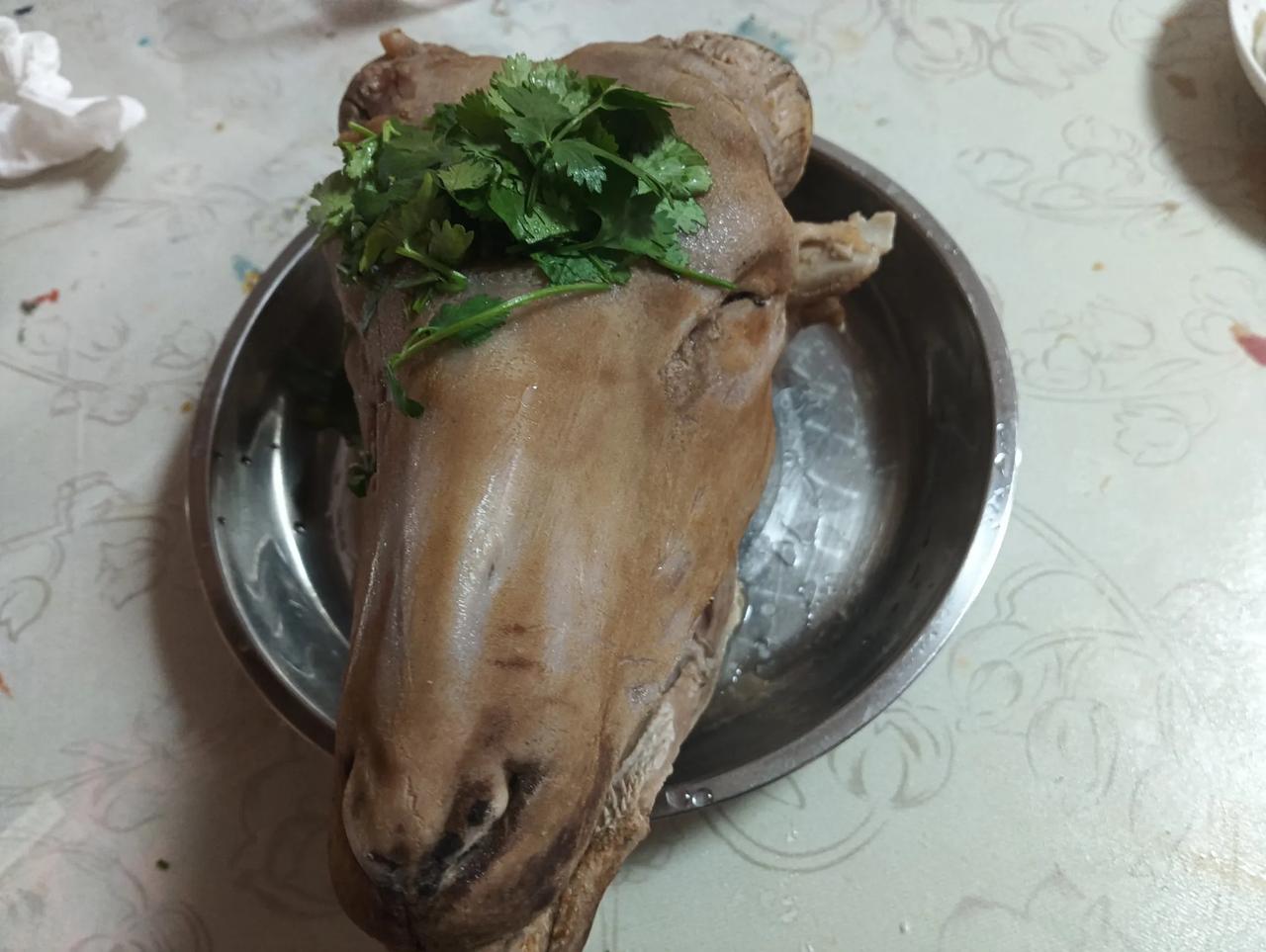 三口人没吃完一个羊头，是胃口太小了，还是新疆阿勒泰的羊头太大了？新疆岳父给我