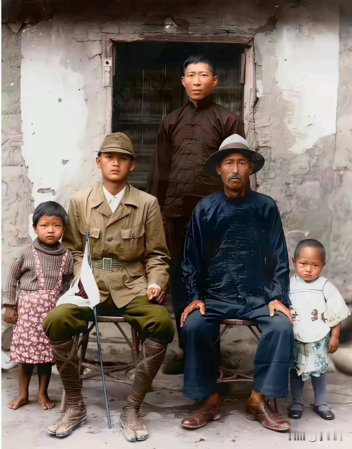 1943年台湾青年的合影：身着日军军装，是殖民统治下的沉重印记