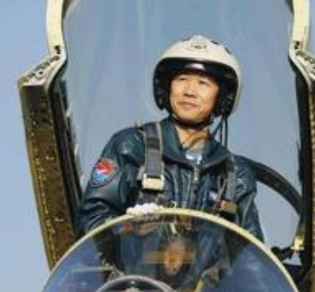 1987年，一飞行员驾机执行试飞任务时，不幸发生事故，坠入深山，他在深山走了6个